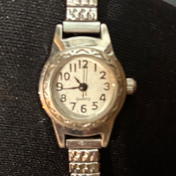 Elegant Silver Women's Quartz Watch - Picture 6 of 6